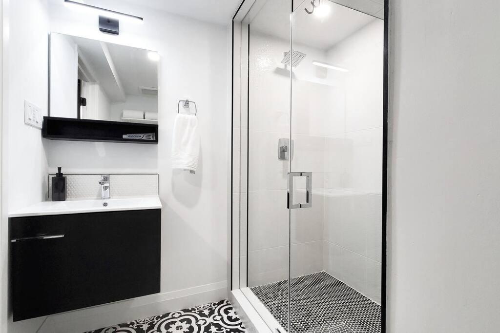 Renovated Guest Suite Near The Lake & High Park In Toronto! Exterior photo